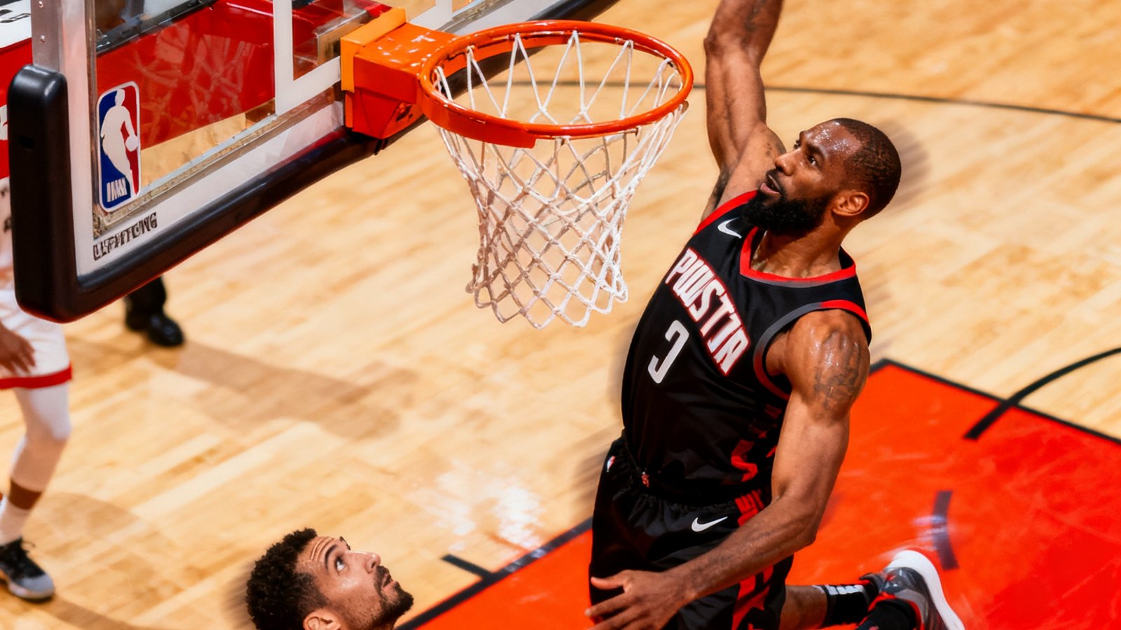 NBA十佳球集锦封面，球员飞身暴扣瞬间，篮筐震动，防守球员仰望