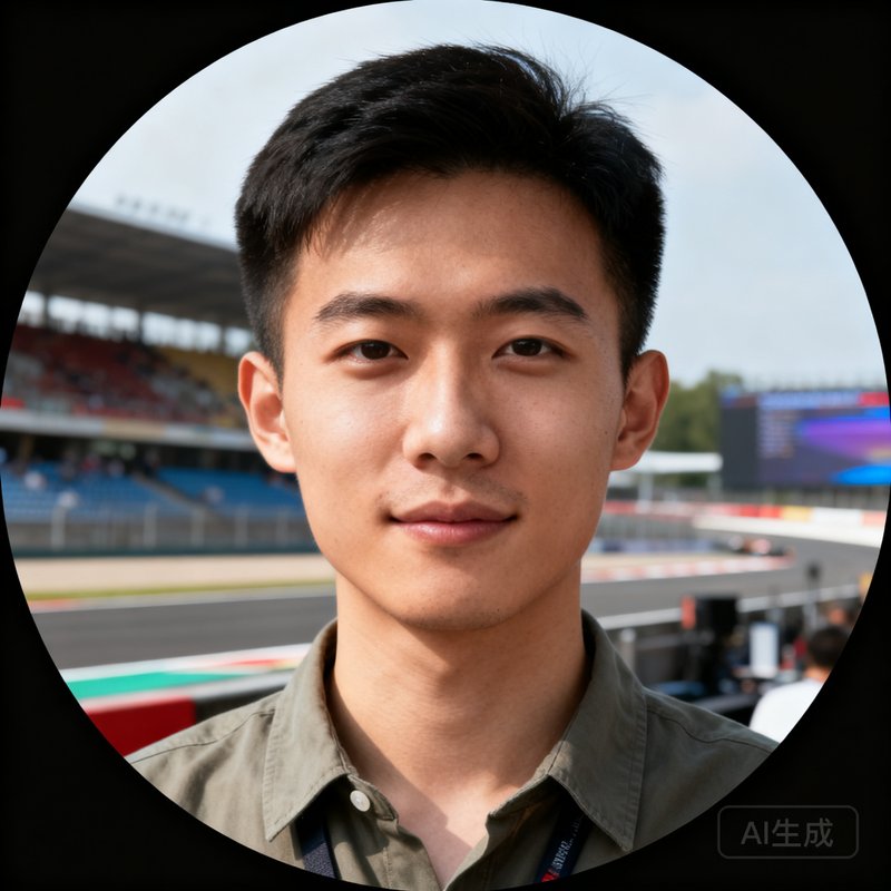 赛事运营总监陈浩的圆形头像，年轻男性，身穿休闲衬衫，背景是赛事现场